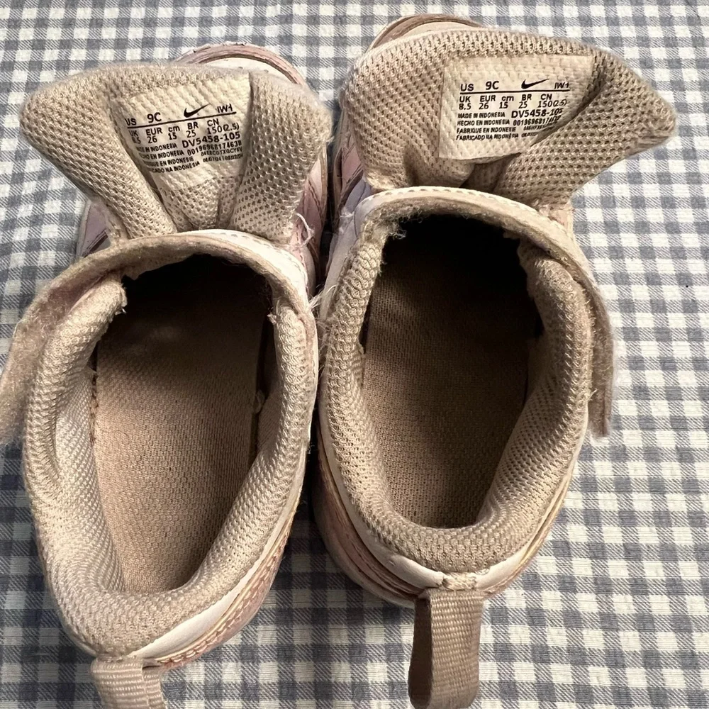 Toddler girls size 9 Nike pink and white shoes